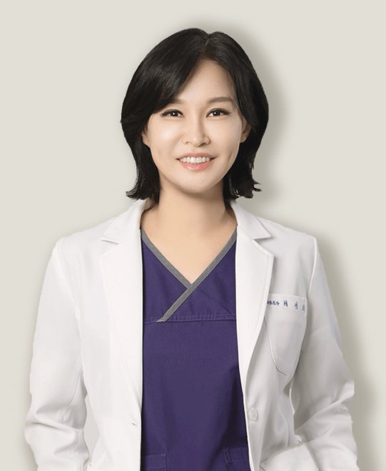 주앤클리닉 최경희 대표원장(흰 가운·보라색 수술복, 밝은 회색 바탕)
