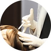 STEP 5 — 두피에 주사하는 장면(동그란 사진)